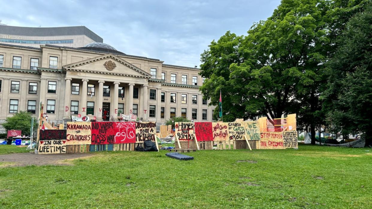 Pro-Palestinian demonstrators have ended their encampment at the University of Ottawa where they called on the school to divest from companies they say have ties to Israel and the conflict in Gaza. (Gabriel Le Marquand Perreault/Radio-Canada - image credit)