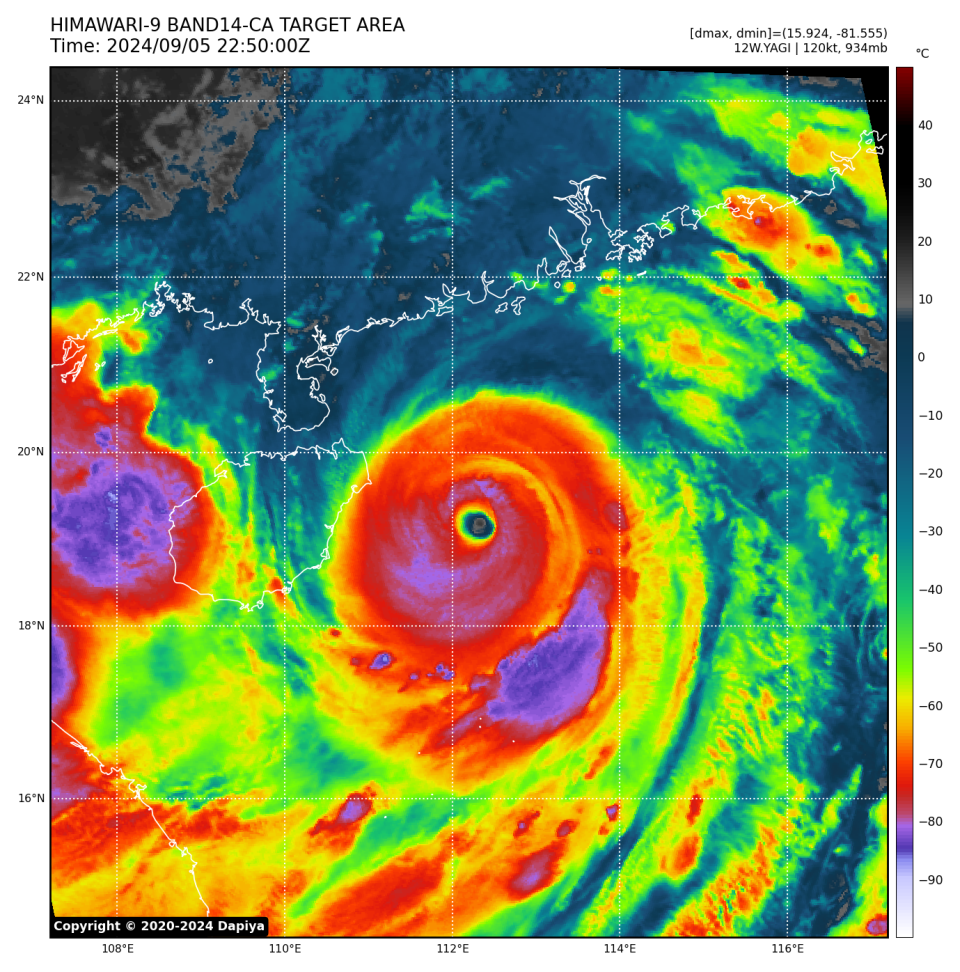 2024 年 9 月 6 日，香港時間上午 6 時 50 分，由向日葵九號（HIMAWARI-9）衛星攝錄的高色調雲圖。摩羯結構在晚上再增強，結構仍然完整，圖片顯示他已經穩定移動至香港西南方。 (dapiya.top)