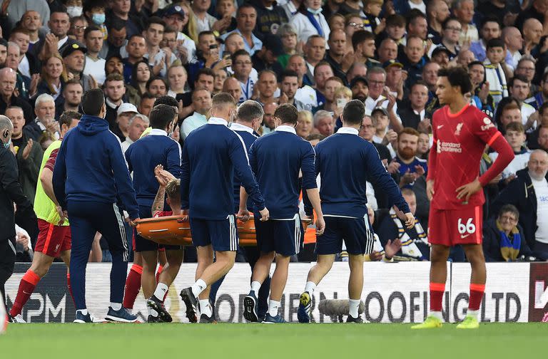 Todos los espectadores de Elland Road aplaudieron a Harvey Elliott que se retiró en camilla retribuyendo la ovación recibida.