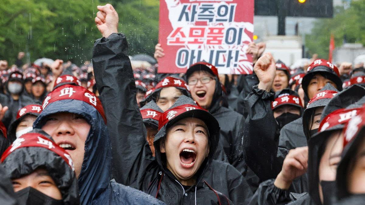 A National Samsung Electronics Union (NSEU) worker shouts a slogan during a general strike to disrupt production between July 8 and 10, in front of the Samsung Electronics Nano City Hwaseong Campus in Hwaseong, South Korea, July 8, 2024. REUTERS/Kim Soo-hyeon