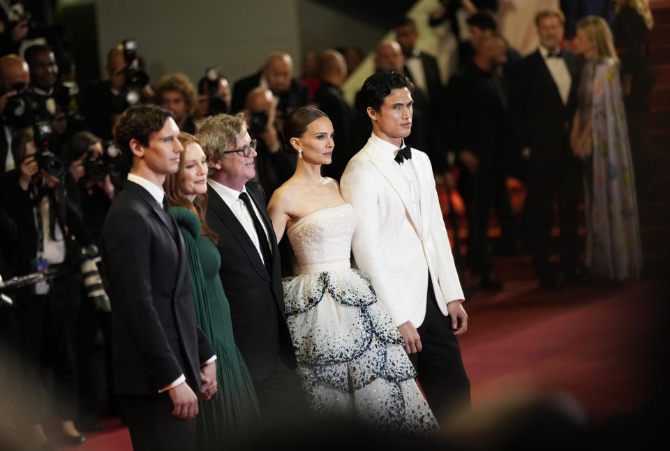 Cory Michael Smith, de izquierda a derecha, Julianne Moore, el director Todd Haynes, Natalie Portman y Charles Melton posan para los fotógrafos a su llegada al estreno de la película 'May December' en la 76a edición del festival internacional de cine de Cannes, en el sur de Francia, el sábado 20 de mayo de 2023. (Foto Scott Garfitt/Invision/AP)