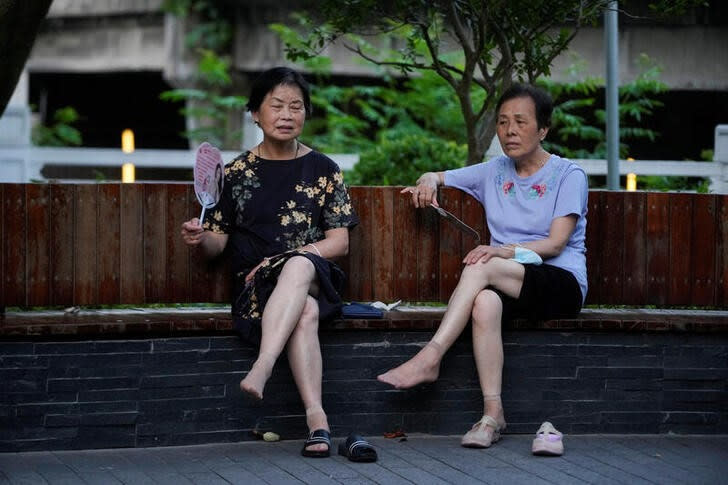 Imagen de archivo de dos mujeres abanicándose en medio de la ola de calor en Shanghái, China.