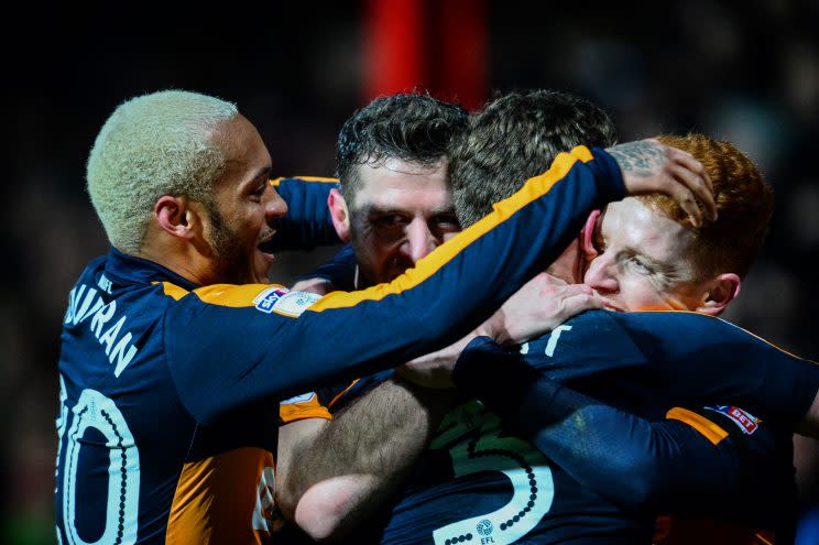 BRENTFORD, ENGLAND - JANUARY 14: Daryl Murphy of Newcastle United (second from left) celebrates with teammates after scoring the winning goal during the Championship Match between Brentford and Newcastle United at Griffin Park on January 14, 2017 in Brentford, England. (Photo by Serena Taylor/Newcastle United via Getty Images)