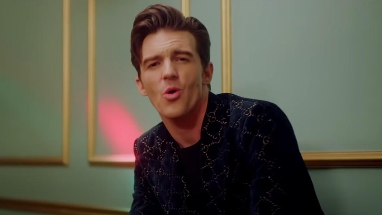  Drake Bell in "Fuego Lento" music video 