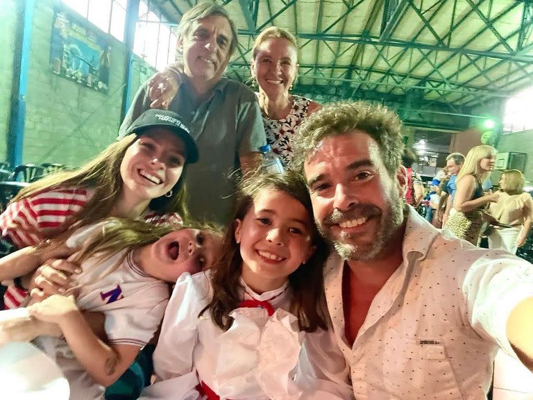 Nicolás Cabré y Eugenia Suárez, en familia, en el acto escolar en el que reconocieron a Rufina como mejor compañera