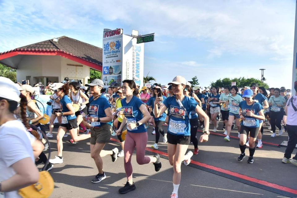 新北市鐵道馬拉松接力賽今年邁入第 9 屆，今日一早在貢寮、雙溪開跑。   翻攝自 侯友宜 臉書