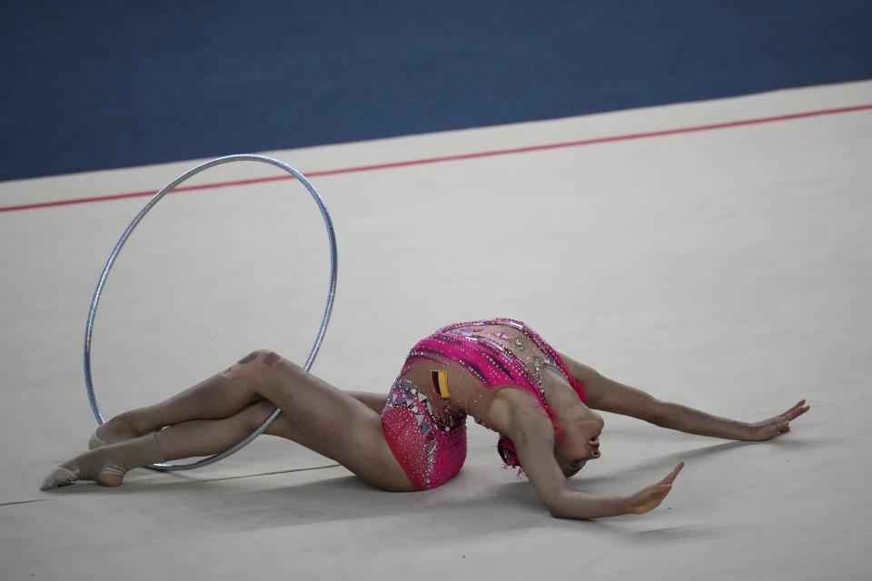 La colombiana Oriana Vinasc compite en la gimnasia rítimica, all-around individual, durante los Juegos Centroamericanos y del Caribe en San Salvador, el sábado 1 de julio de 2023 (AP Foto/Arnulfo Franco)