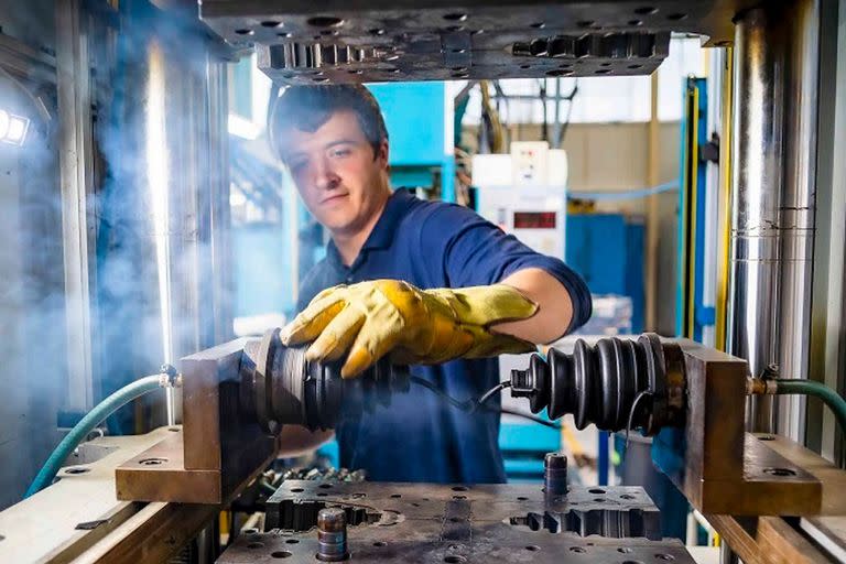 Un trabajador industrial en acción