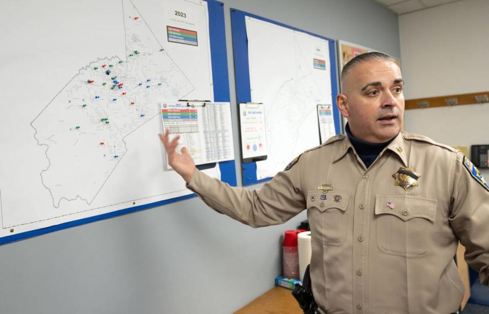 El Capitán Mayolo Bañuelos, de la Patrulla de Carreteras de California, señala un mapa de las fatalidades de tráfico en el Condado de Stanislaus durante 2023, en la sede de la Patrulla de Carreteras de California en Salida, California, el jueves 4 de enero de 2024.