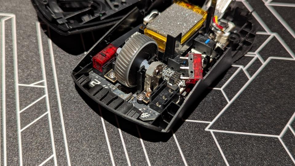 A picture of the internals of an ASUS mouse with red switches. (Photo: Yahoo Gaming SEA)