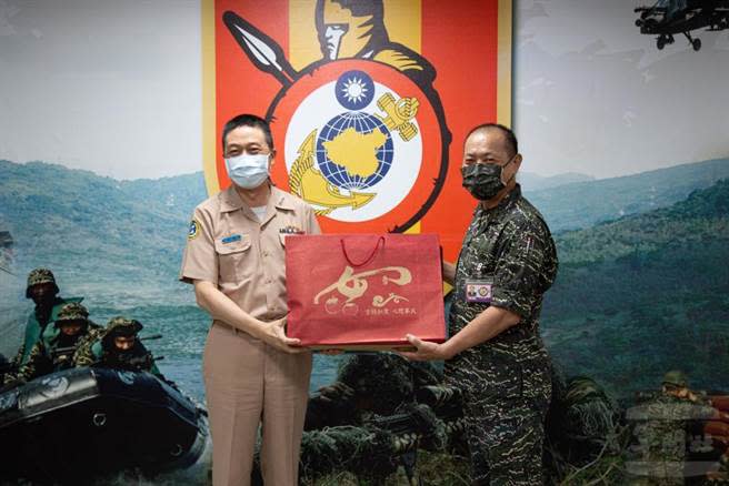 海軍司令劉志斌上將代表國防部長邱國正頒贈陸戰66旅慰問品。軍聞社提供