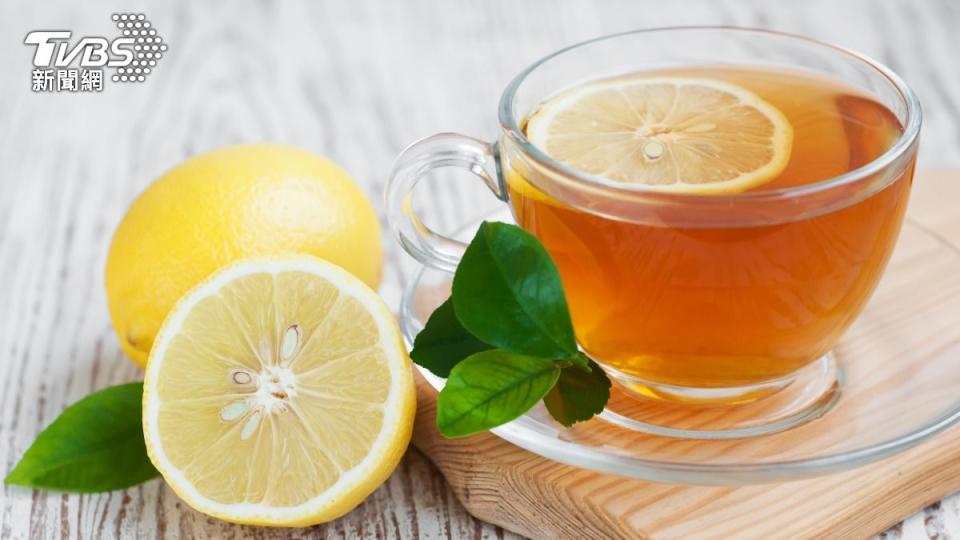 男子每天只吃1餐，把3倍檸檬的檸檬綠茶當水喝，罹早期食道癌。（示意圖／shutterstock 達志影像）