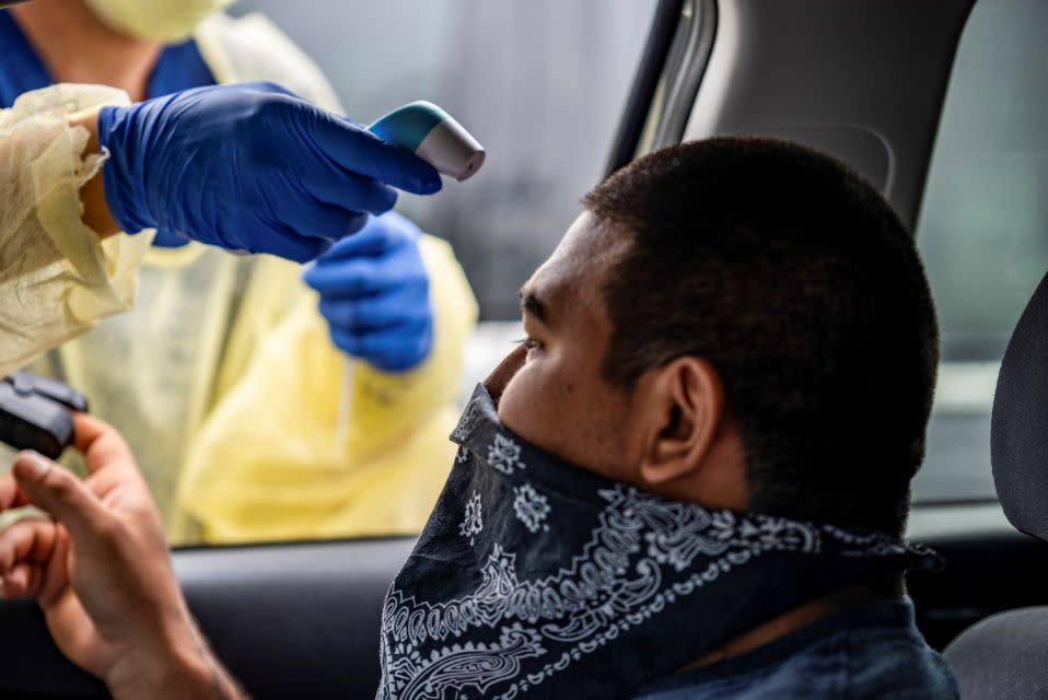 A Joe García le toman la temperatura y la frecuencia cardíaca antes de hacerse la prueba del coronavirus en junio, en Austin, Texas. (Sergio Flores/Reuters)