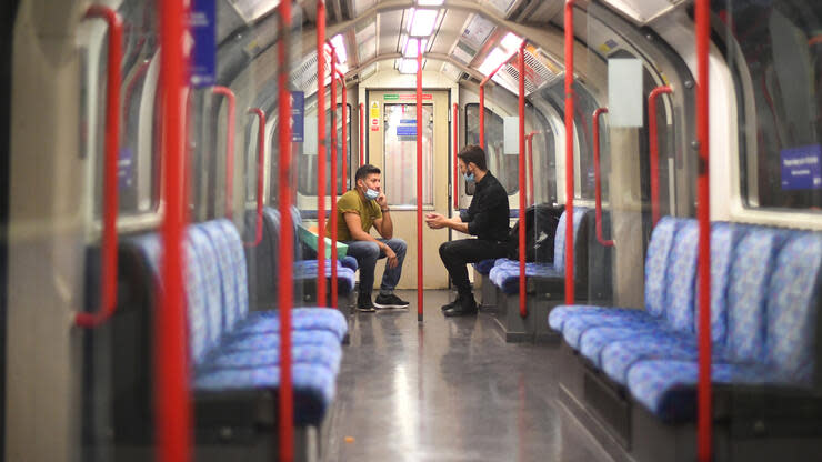 Normalerweise stapeln sich die Gäste. Doch seitdem die Coronaregeln verschärft wurden, nutzen weit weniger Londoner die UBahn. Foto: dpa