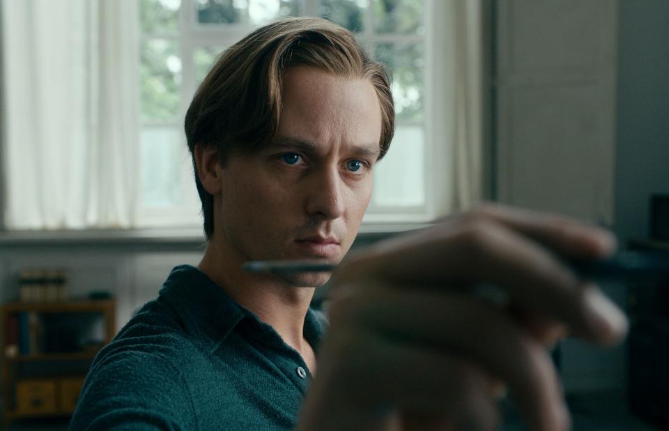 Tom Schilling als leidgeprüfter Maler in “Werk ohne Autor” (Bild: The Walt Disney Company (Germany))