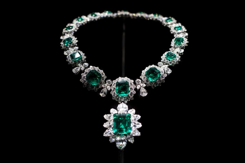 <p>Este collar de Bulgari con esmeraldas colombianas rodeadas de diamantes y una gran esmeralda colgante de 23.44 quilates perteneció a la actriz Elizabeth Taylor. La gema verde es la esmeralda más cara del mundo, se vendió en 2011 por valor de 53.7 millones de dólares en la casa de subastas Christie’s, en Nueva York. (Rob Stothard/Getty Images) </p>