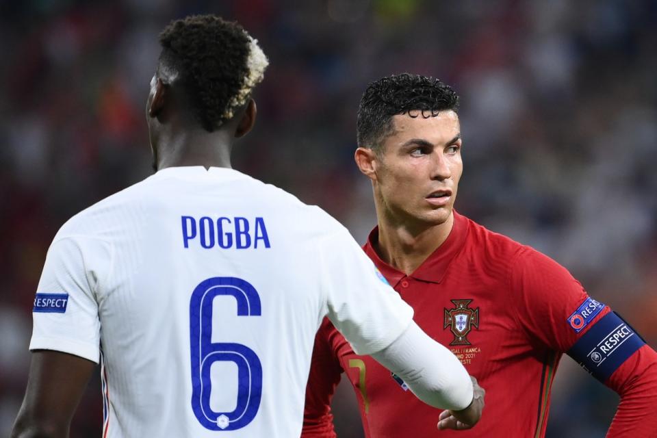 <span>El centrocampista francés Paul Pogba y el portugués Cristiano Ronaldo durante el partido de fútbol de la Eurocopa 2020 en el Puskas Arena de Budapest, el 23 de junio de 2021</span><div><span>FRANCK FIFE</span><span>POOL</span></div>