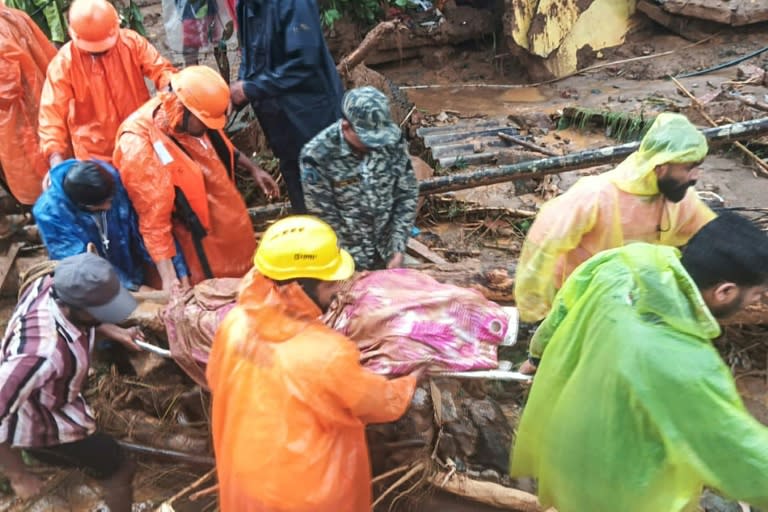 Un equipo de rescate traslada el cuerpo de una persona fallecida por un deslizamiento de tierras en el distrito de Wayanad, el 30 de julio de 2024 al sur de India (-)