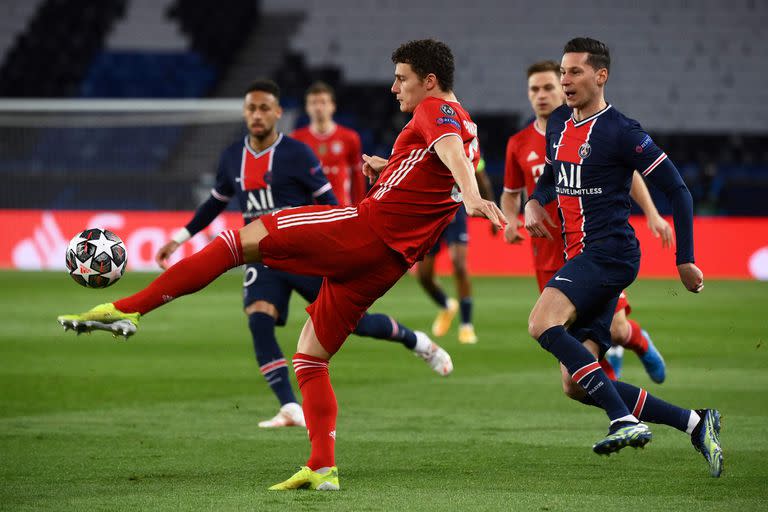 Benjamin Pavard aleja el peligro ante la mirada de Neymar y Julian Draxler.