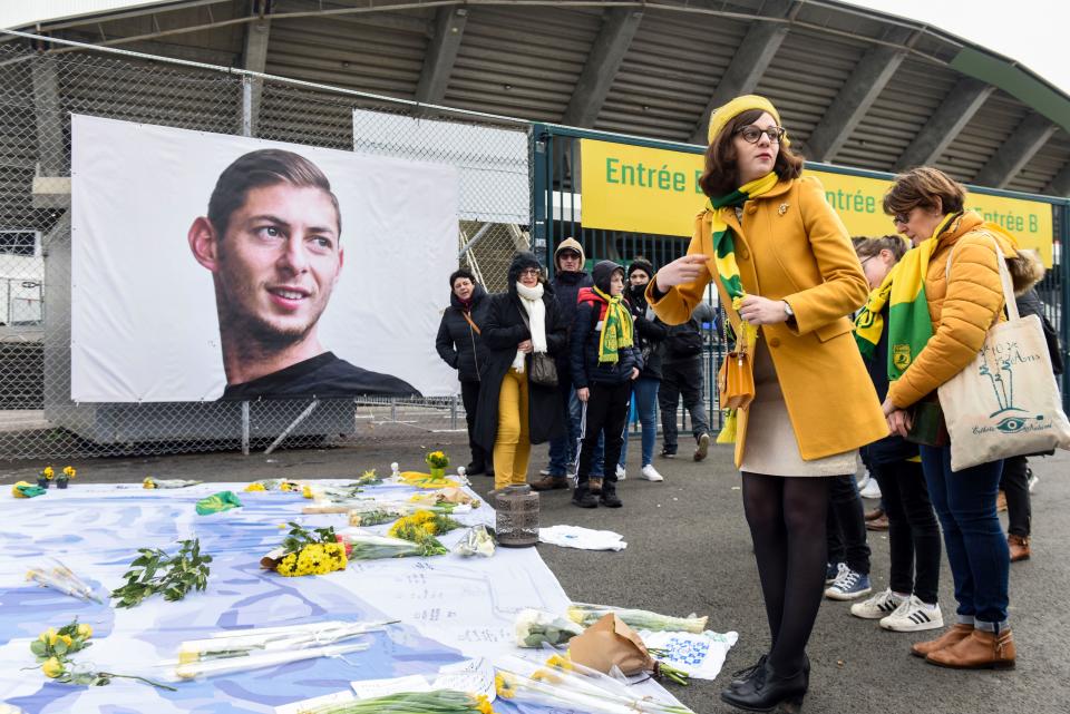 Fans pay tribute to Emiliano Sala, the Nantes and Cardiff City striker who died last January in a plane crash along with pilot David Ibbotson. (Photo by SEBASTIEN SALOM-GOMIS/AFP via Getty Images)