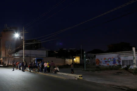 People wait for public transportation in Maracaibo, Venezuela July 26, 2018. REUTERS/Marco Bello