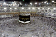 <p>Die Pilger beten an der Al-Haram-Moschee in Mekka in Saudi-Arabien. (Bild: Khalil Hamra/ AP) </p>