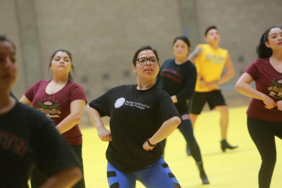 Un instructor del Festival Danzantes Unidos dirige un taller de 2018 en la Clovis East High School.