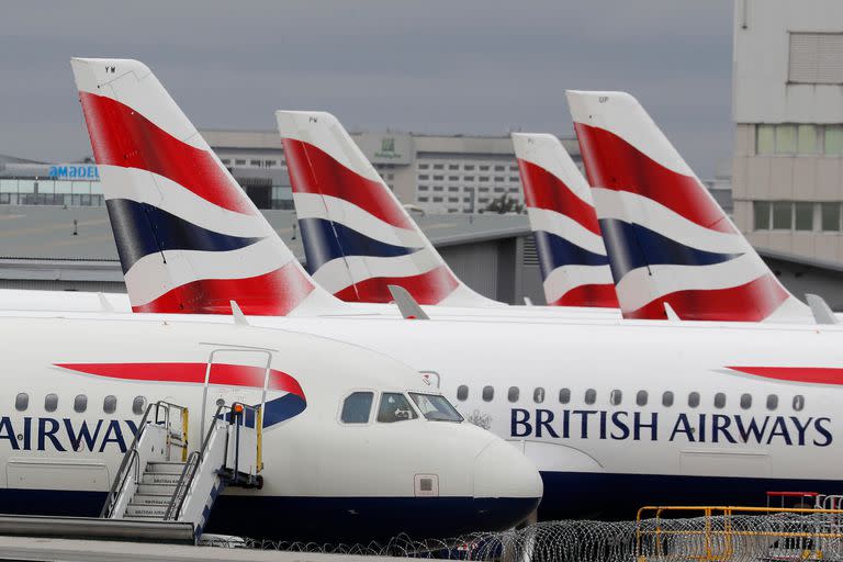 Aviones de British Airways estacionados en la Terminal 5 del aeropuerto Heathrow en Londres el miércoles 18 de marzo de 2020. (AP Foto/Frank Augstein, Archivo)