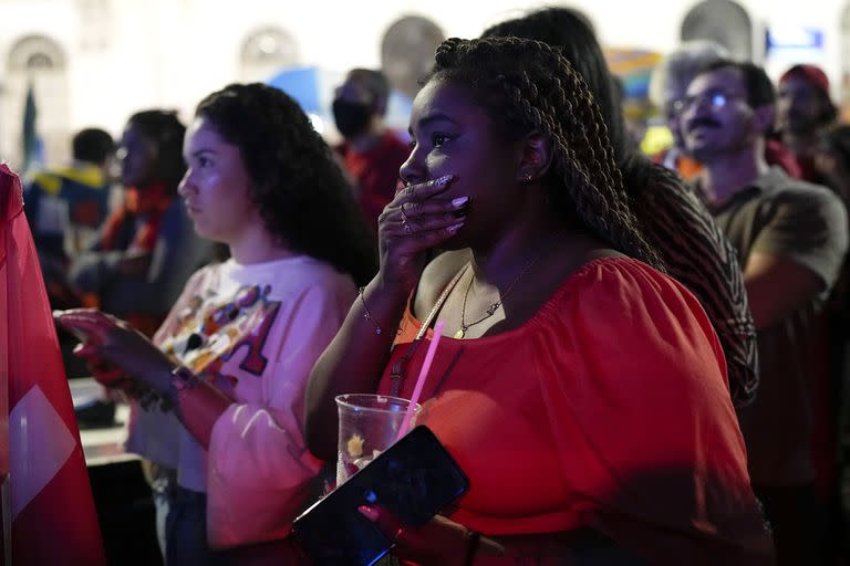 Seguidores del expresidente brasileño Luiz Inacio Lula da Silva, quien vuelve a postularse para presidente, escuchan los resultados parciales luego del cierre de las urnas para las elecciones generales en Río de Janeiro