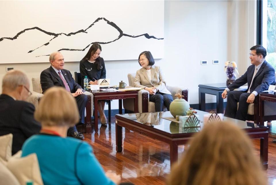 蔡英文總統6日接見「亞太堅韌研究基金會訪團」(總統府提供)
