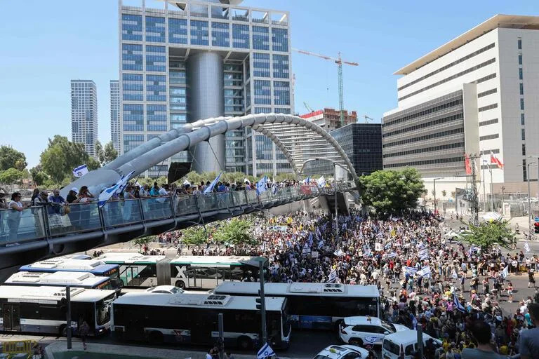 Familiares y simpatizantes de los rehenes israelíes retenidos por militantes palestinos en la Franja de Gaza desde octubre levantan banderas y pancartas durante una manifestación pidiendo su liberación en Tel Aviv el 2 de septiembre de 2024, en medio del conflicto en curso en la Franja de Gaza entre Israel y el movimiento militante palestino Hamás. (Foto de Jack GUEZ / AFP)