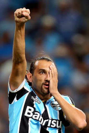 El argentino del Gremio Hernán 'El Pirata' Barcos celebra un gol ante el Nacional de Uruguay, en Copa Libertadores, el 10 de abril de 2014 en Porto Alegre (AFP/Archivos | JEFFERSON BERNARDES)