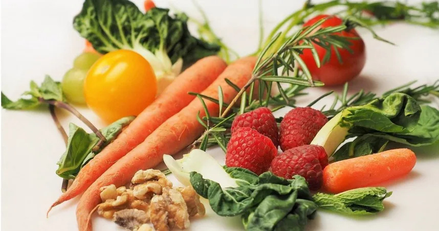 醫師表示多攝取蔬果、攝取膳食纖維、白開水，能加強肝腎排毒功能。（示意圖／翻攝自pixabay）