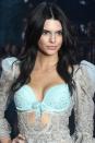 <p>Kendall Jenner made her VS debut with a set of medium-length extensions styled in loose waves. </p>