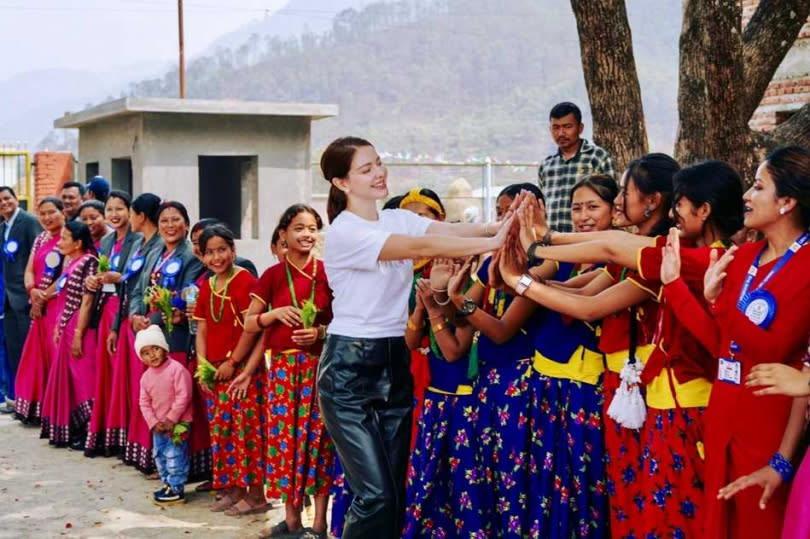 安妮第二次到尼泊爾做愛心。（圖／伊林娛樂提供）