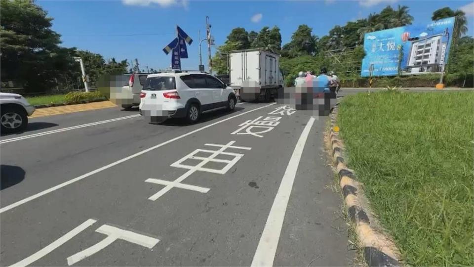 把馬路當遊樂場？　男等紅燈竟手肘撐頭側躺兩車縫隙