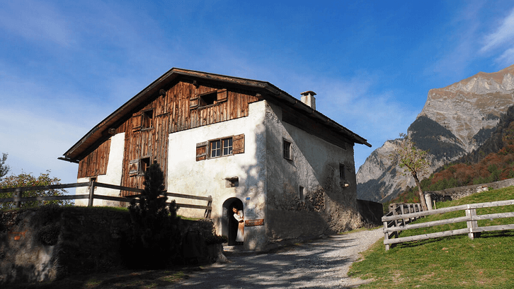 Bangunan rumah di pegunungan Alpen yang menjadi latar rumah kartun Heidi. (Foto: Dimitri Burkhard/ newlyswissed.com) 