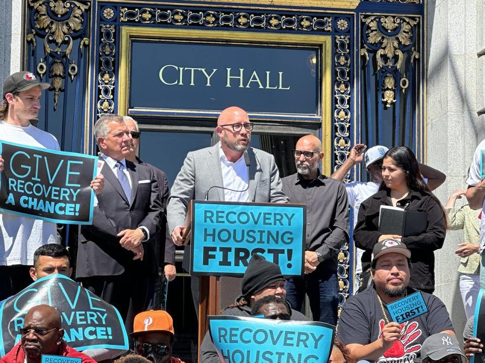 舊金山市議員麥德誠（左二）和孟達文（左三）促建設無毒品康復住宅。（記者李怡／攝影）