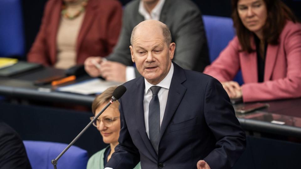 Bundeskanzler Olaf Scholz muss sich im Bundestag zur Taurus-Lieferung befragen lassen. (Bild: dpa)