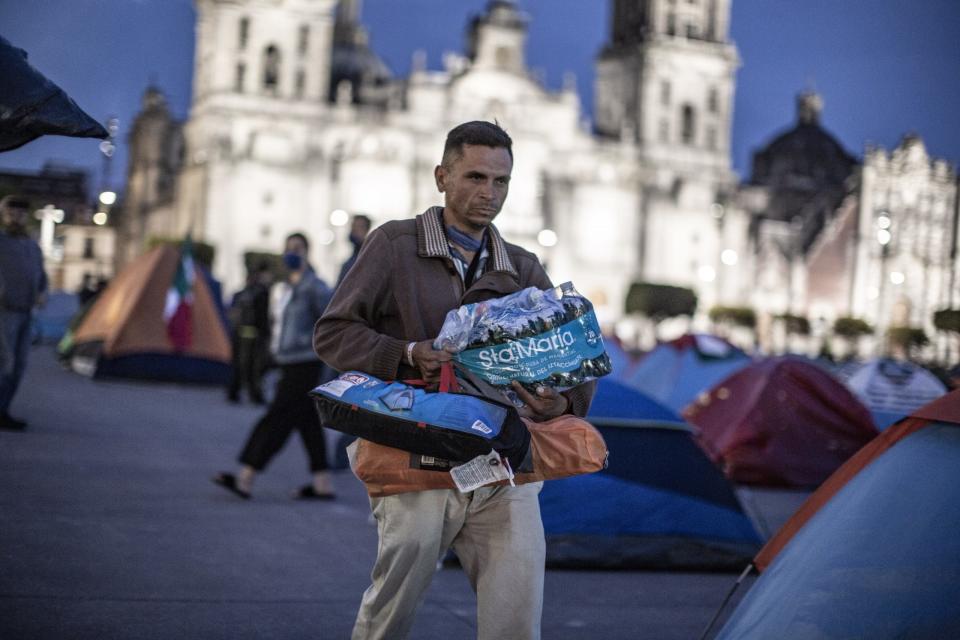 Aspectos del campamento instalado en el Zócalo de la capital mexicana por un grupo que pide la renuncia del presidente Andrés Manuel López Obrador (Frente Nacional Anti-AMLO, FRENAAA).  |   Foto: Carlo Echegoyen / Animal Político 