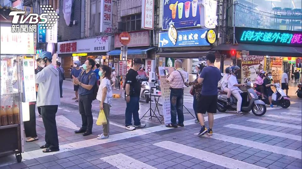 台灣許多夜市已經微解封。（圖／TVBS）