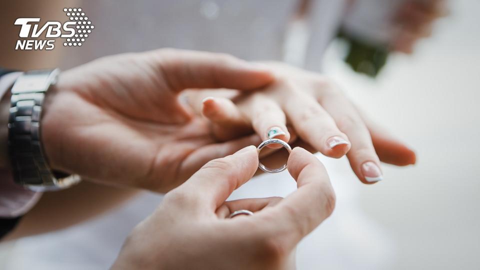 面對男友求婚時，不少女性都希望能擁有特別的戒指。(示意圖／TVBS)