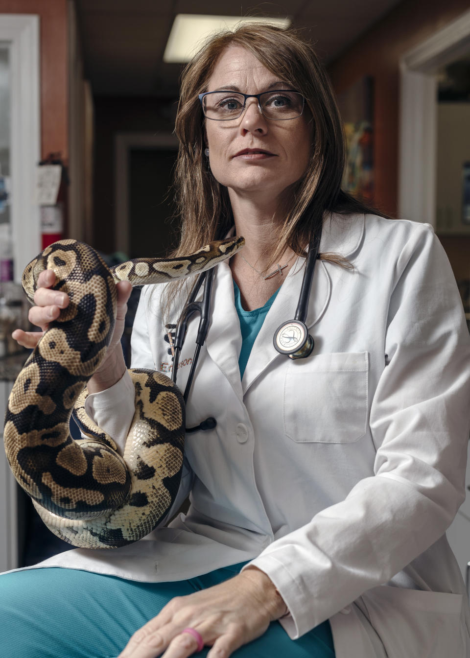 Karen Emerson, una veterinaria que es propietaria del Hospital Animal Emerson, con un paciente en West Point, Misisipi, el 18 de septiembre de 2021. (Houston Cofield/The New York Times)