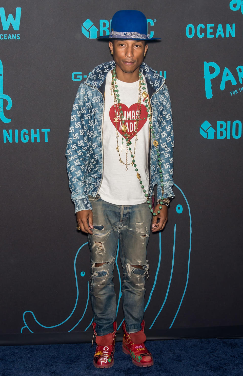 Pharrell Williams - Le chanteur a travaillé avec G-Star Raw sur une collection qui respecte le monde sous-marin. Il a notamment crée un jean fabriqué avec des bouteilles en plastique qui polluaient les fonds. 