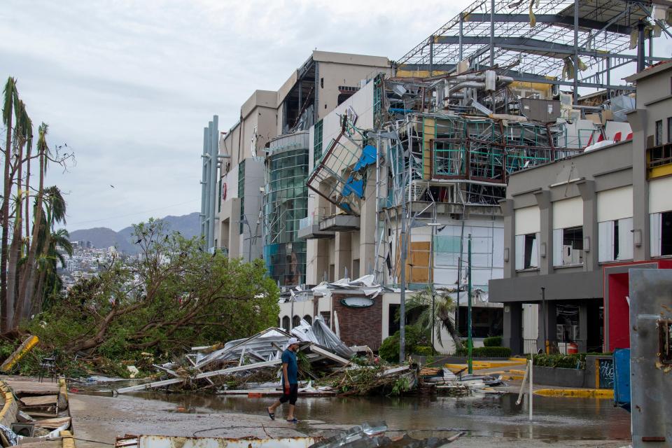 General view of a shopping mall destroyed after hurricane Otis hit Acapulco on October 25, 2023 (Getty Images)