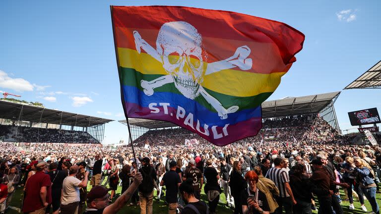 Los hinchas de St. Pauli invadieron el campo de juego para festejar