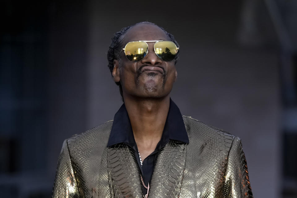 Snoop Dogg a su llegada a la Fundación Louis Vuitton en vísperas de la ceremonia de apertura de los Juegos Olímpicos de París, en los Juegos Olímpicos de Verano de 2024, el jueves 25 de julio de 2024, en París, Francia. (Foto AP/Rebecca Blackwell)