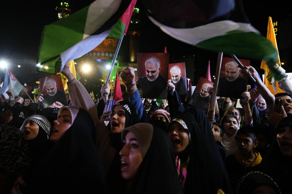 Manifestantes iraníes gritan consignas mientras ondean banderas palestinas y sostienen letreros en Teherán, Irán, el viernes 20 de octubre de 2023. (AP Foto/Vahid Salemi)