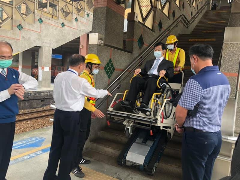 台鐵鶯歌站新增平台式履帶爬梯機服務，並於今日啟用。（圖／翻攝自交通部臺灣鐵路管理局臉書粉專）