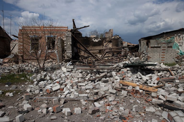 Destrucción en el pueblo de Ruska Lozova por los bombardeos rusos. (Tyler Hicks/The New York Times)